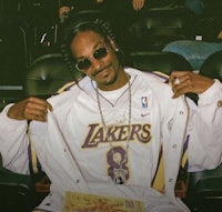 snoop dogg wearing a lakers jersey