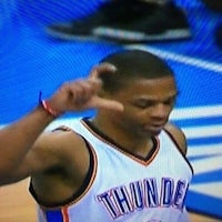 the oklahoma thunder player is giving a thumbs up